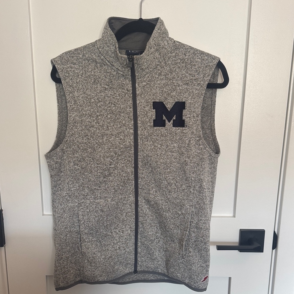 U of M League brand Gray Vest with Logo, sz sm, excellent condition